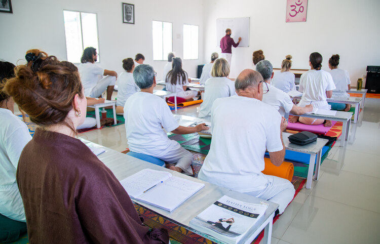 300 Stündiger Yogalehrer Ausbildungskurs