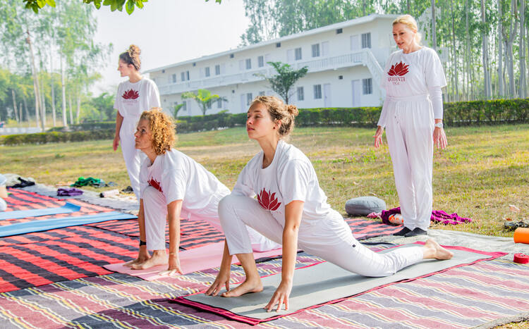 Estudiantes de Arhanta Yoga practican la enseñanza de yoga en un ytt intensivo de 1 mes