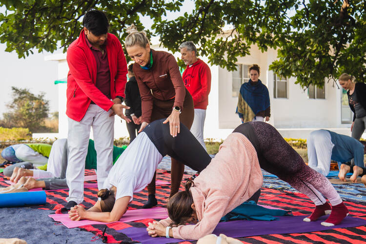 Estudiantes de Arhanta Yoga completan una formación práctica en habilidades de asanas en un curso intensivo de formación de profesores de yoga en India