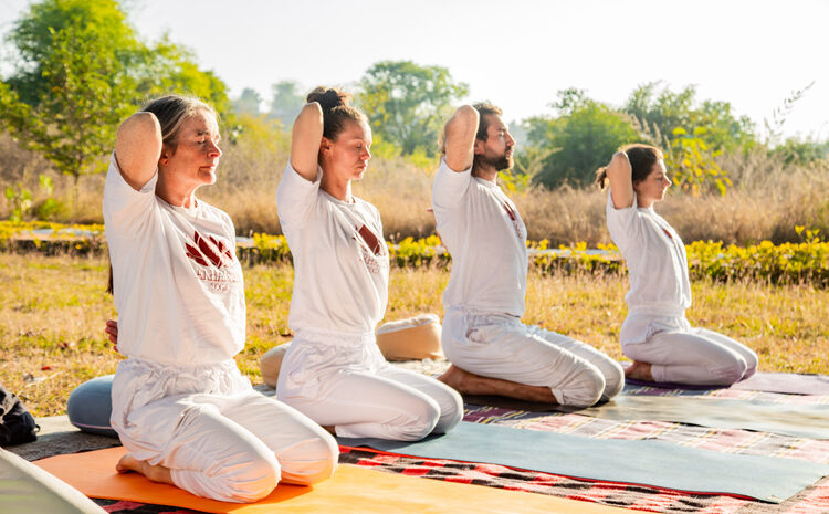 Estudiantes de Arhanta Yoga practican respiración y meditación en un curso intensivo de formación de profesores de yoga en India