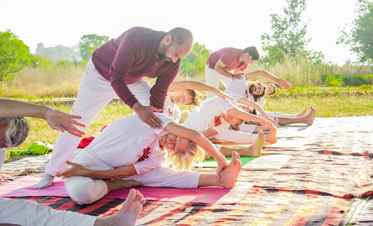 Arhanta Yoga Trainer demuestra cómo enseñar asistencias y ajustes seguros en un curso intensivo de yoga de 4 semanas