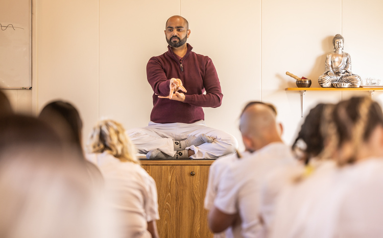 Profesora de Arhanta Yoga enseña filosofía del yoga para el desarrollo espiritual en una formación intensiva de profesores de yoga de 200 horas en India