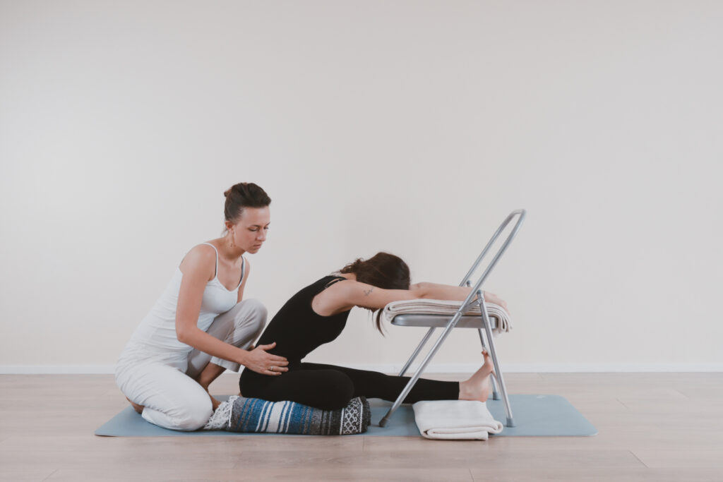 Yoga Restaurativa - Janhu Shirshasana com Correcção de Cadeira