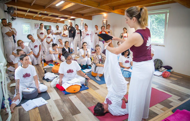 Certificação de Yoga de 200 horas versus cursos de 50 e 100 horas