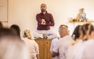 O que é Raja Yoga? O Yoga do Auto-Controlo Desmistificado
