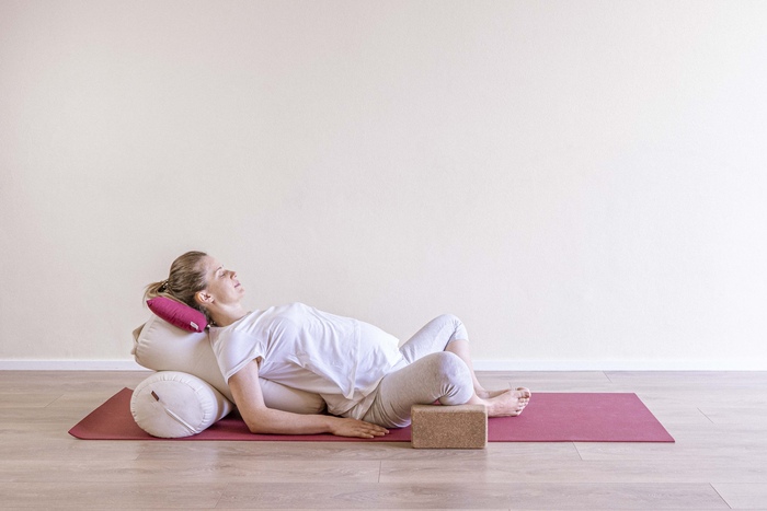 Supta Baddha Konasana (Pose reclinada de grande ângulo) Supta Baddha Konasana (Pose reclinada de grande ângulo)